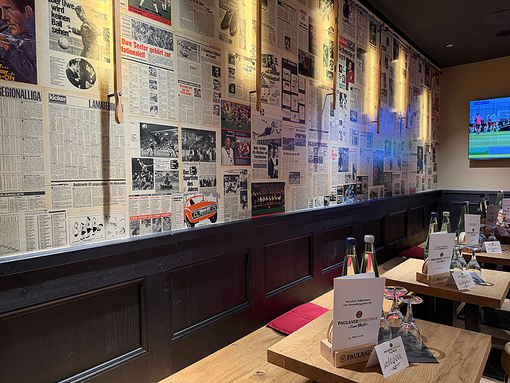 Alte Zeitungsseiten an einigen W&auml;nden in der Zum Stiftl Paulaner Sportbar (&copy;Foto: Martin Schmitz) 